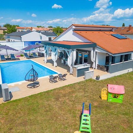 Villa Beauty With Heated Pool And Jacuzzi Канфанар Экстерьер фото