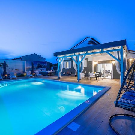 Villa Beauty With Heated Pool And Jacuzzi Канфанар Экстерьер фото