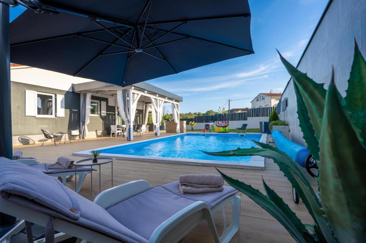 Villa Beauty With Heated Pool And Jacuzzi Канфанар Экстерьер фото