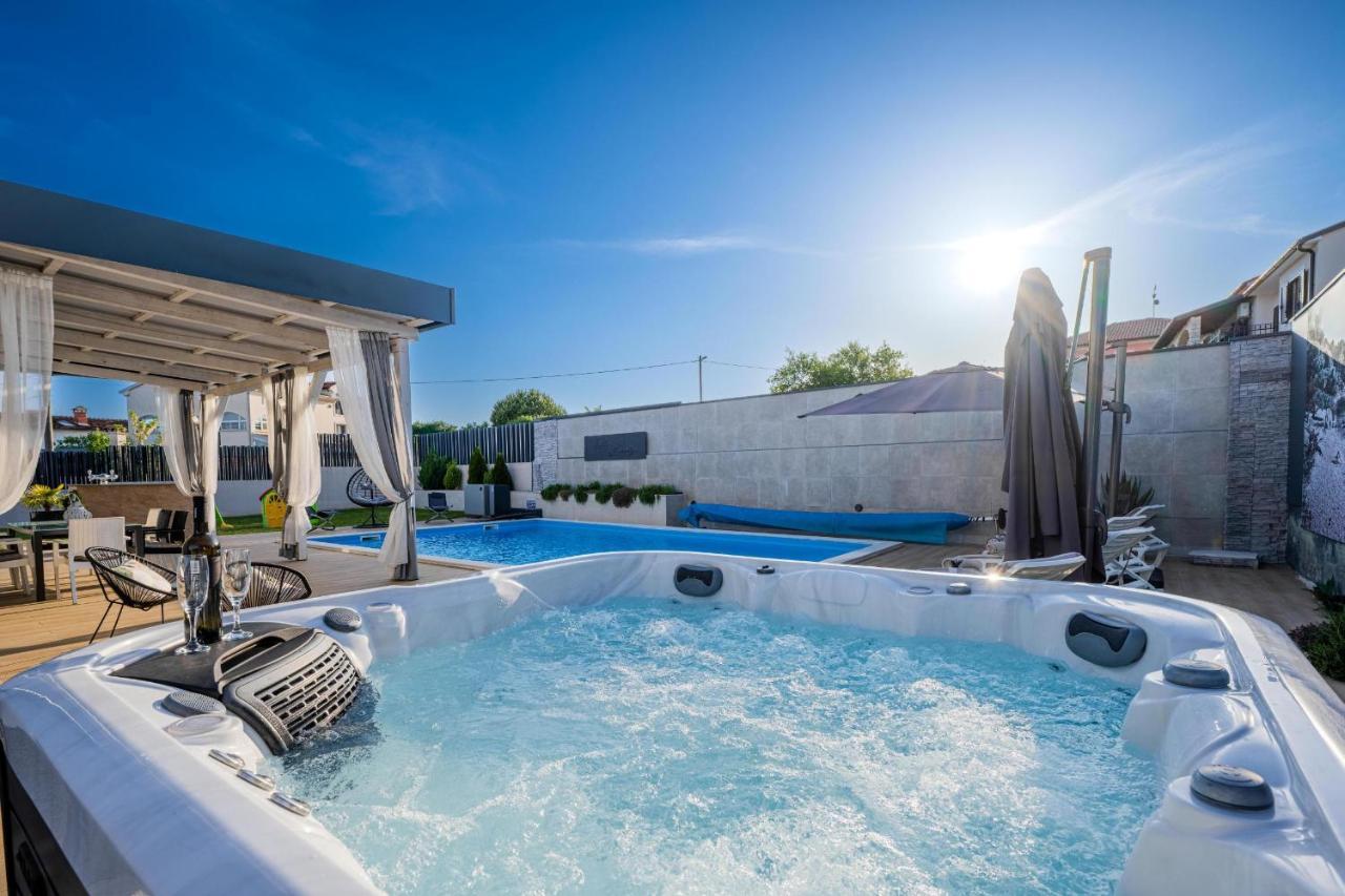 Villa Beauty With Heated Pool And Jacuzzi Канфанар Экстерьер фото