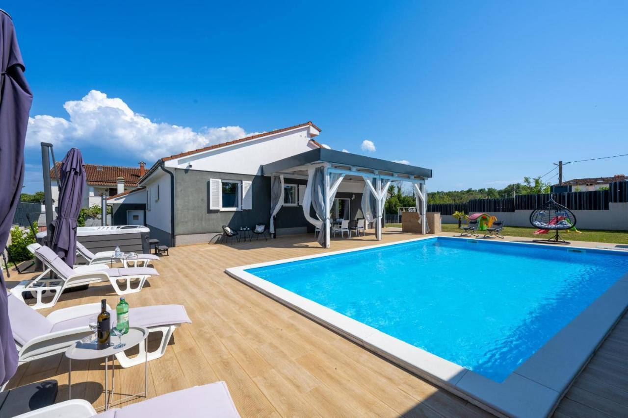 Villa Beauty With Heated Pool And Jacuzzi Канфанар Экстерьер фото