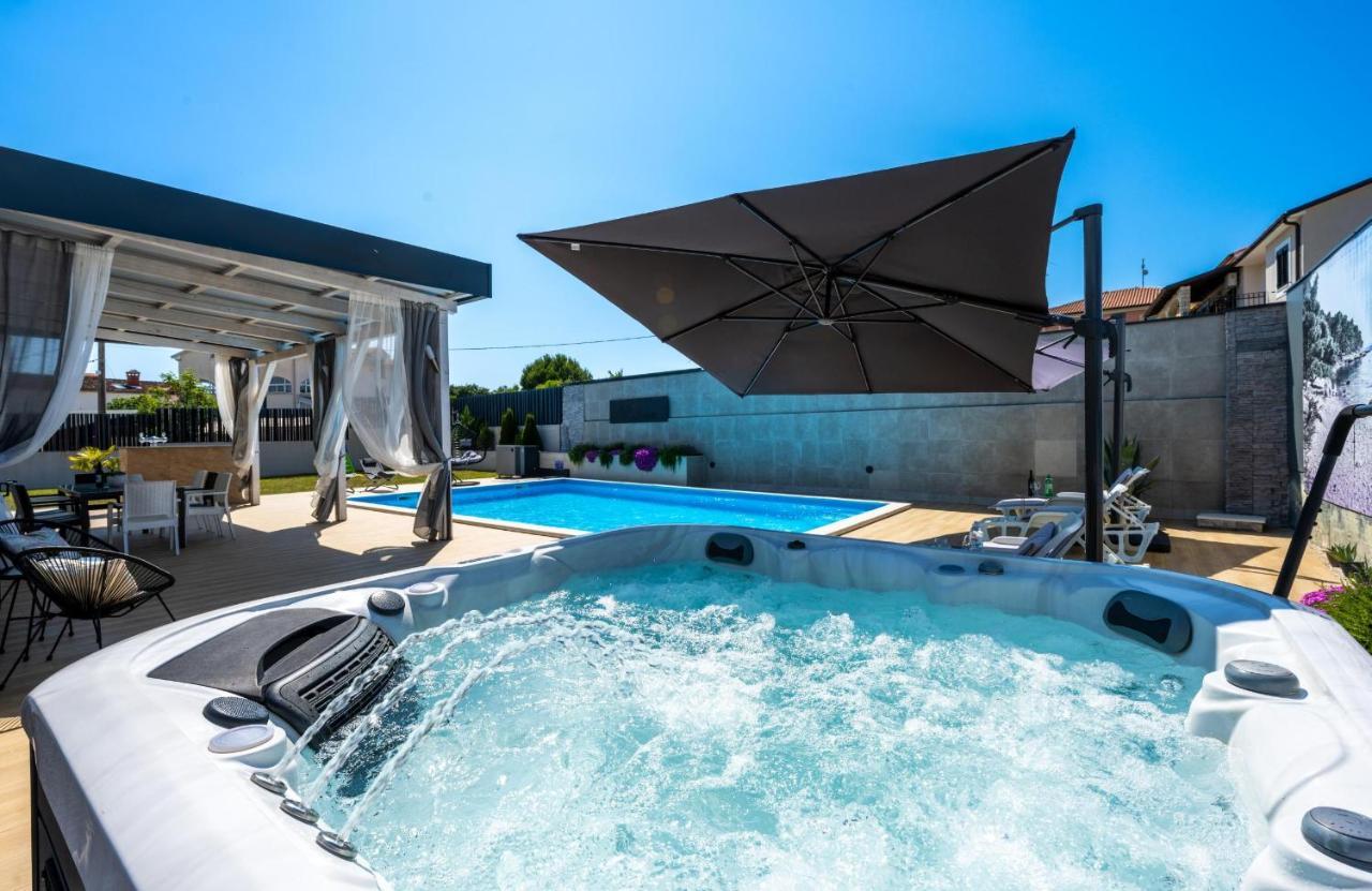 Villa Beauty With Heated Pool And Jacuzzi Канфанар Экстерьер фото